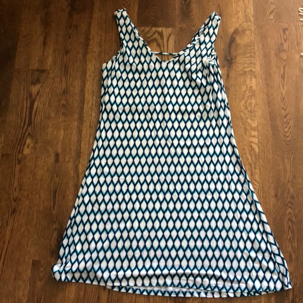 Double v-line dress with diamond pattern